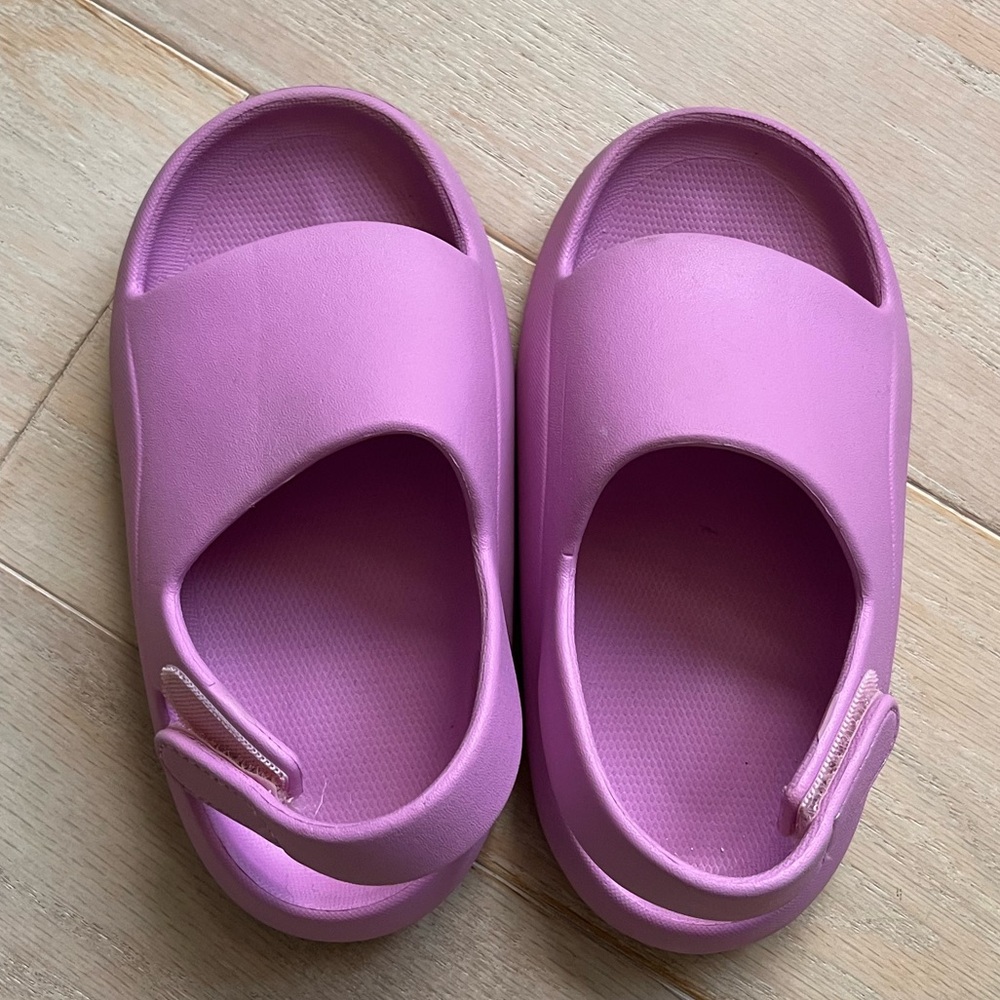 Bright, durable sandals with Velcro closure